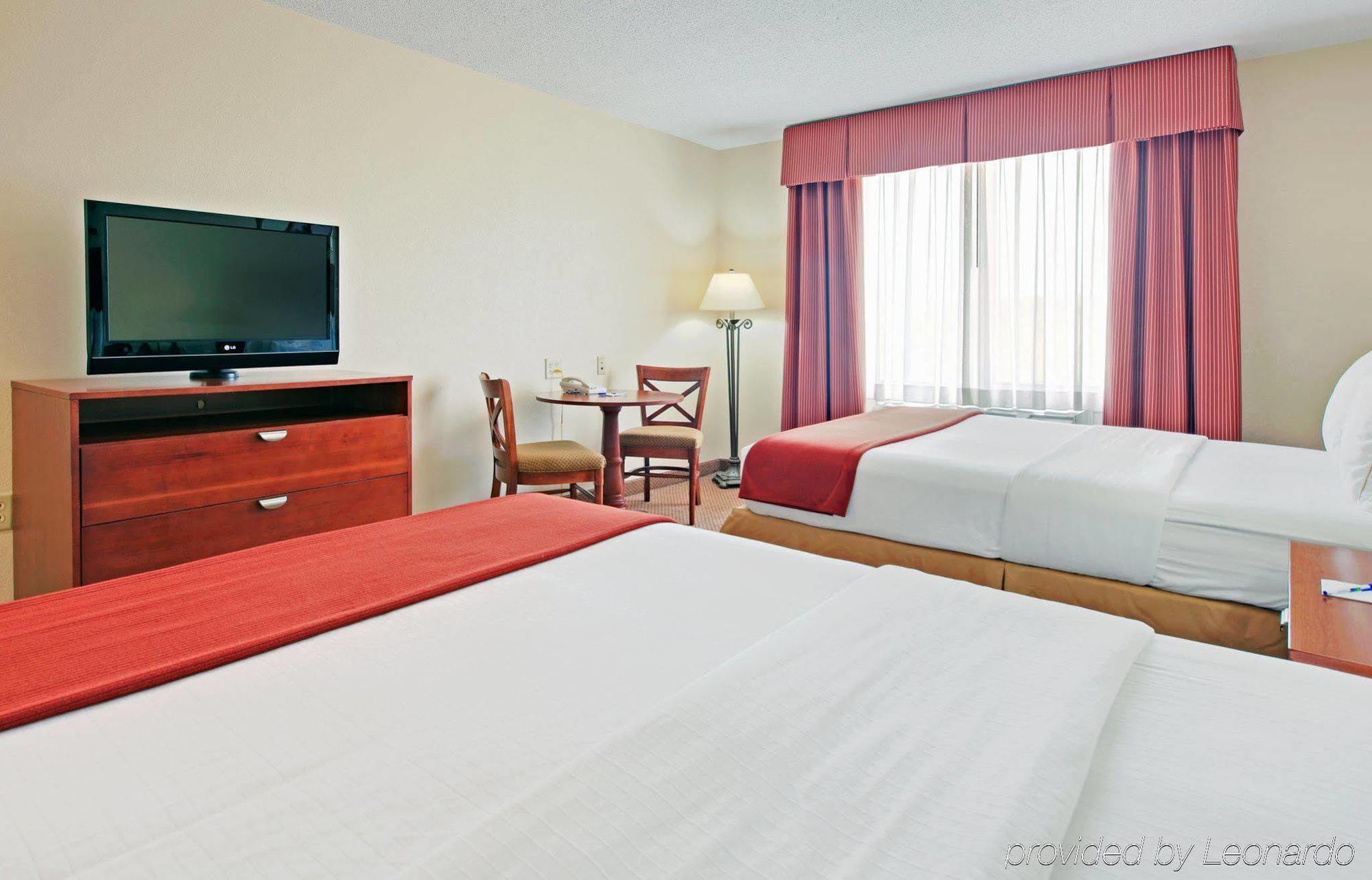 Holiday Inn Express Hotel & Suites Canton By Ihg Phòng bức ảnh